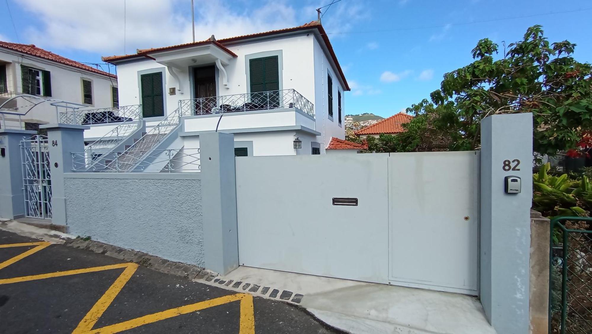 Bus Stop House 82 Funchal  Bagian luar foto
